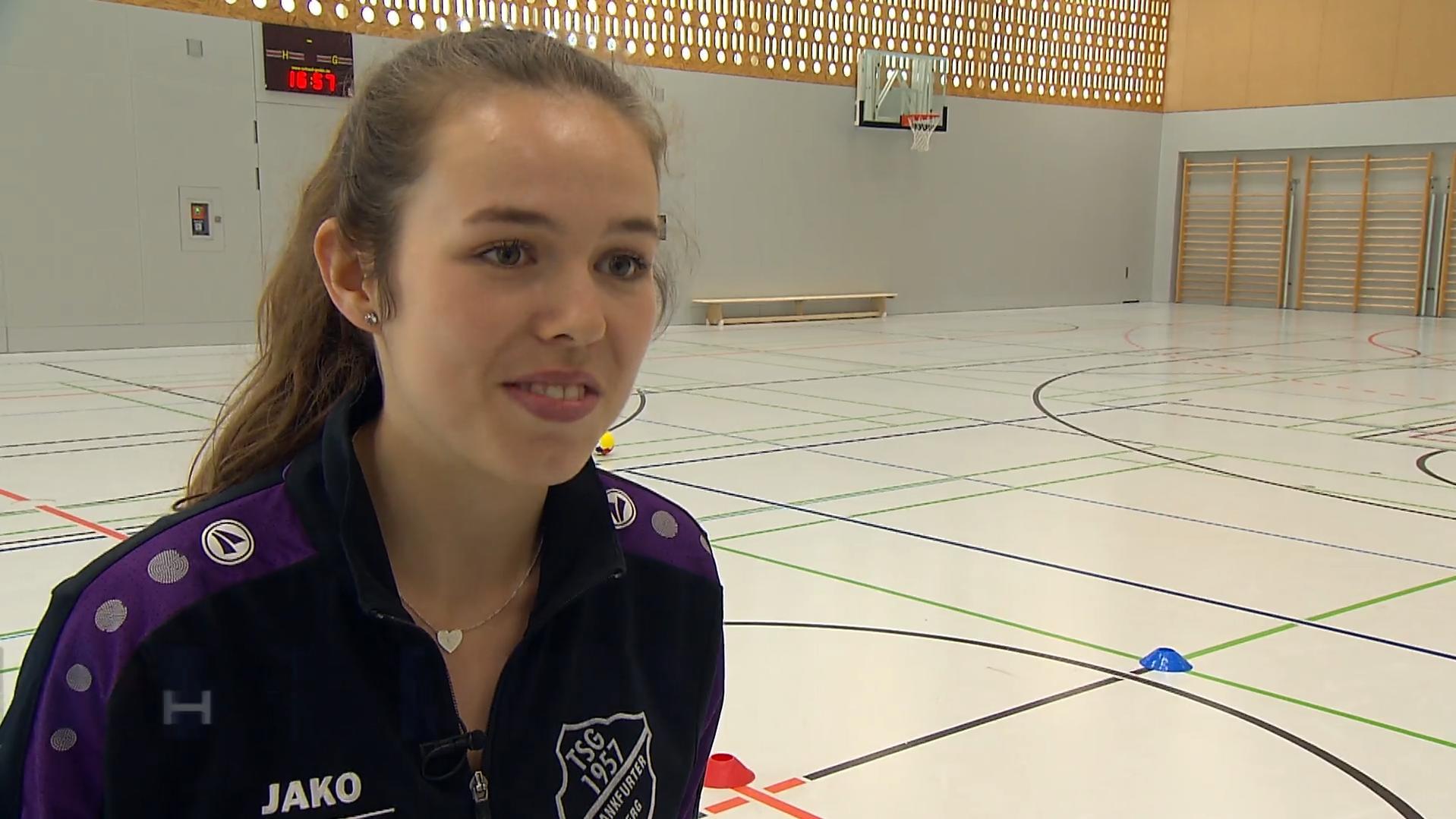Jüngste Streetworkerin Deutschlands: Seit sie 17 ist, setzt sich Carla Sprenger (19) für benachteiligte Kinder ein - unter anderem mit Handballtraining für Mädchen aus Flüchtlingsländern.