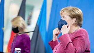 17.08.2021, Berlin: Bundeskanzlerin Angela Merkel (r, CDU) und Kaja Kallas, Ministerpräsidentin von Estland, kommen nach einem Treffen zur Pressekonferenz im Bundeskanzleramt. Foto: Kay Nietfeld/dpa POOL/dpa +++ dpa-Bildfunk +++