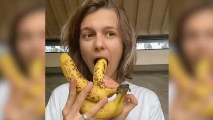 TikTok-Userin Anna isst nicht nur die Banane, sondern auch ihre Schale