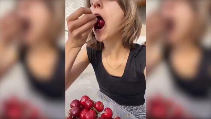 Viraler Hit bei TikTok: Anna isst Schale und Kerne ihres Obstes
