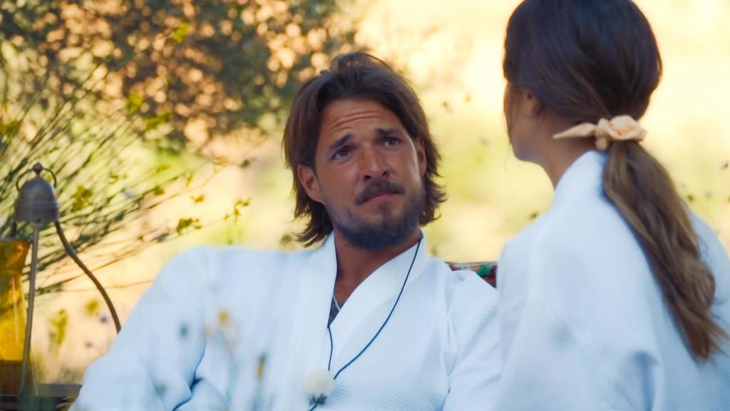 Beim eigentlich romantischen Einzeldate stellt Maxime Zico Fragen, die den Bachelorette-Kandidaten verletzen.