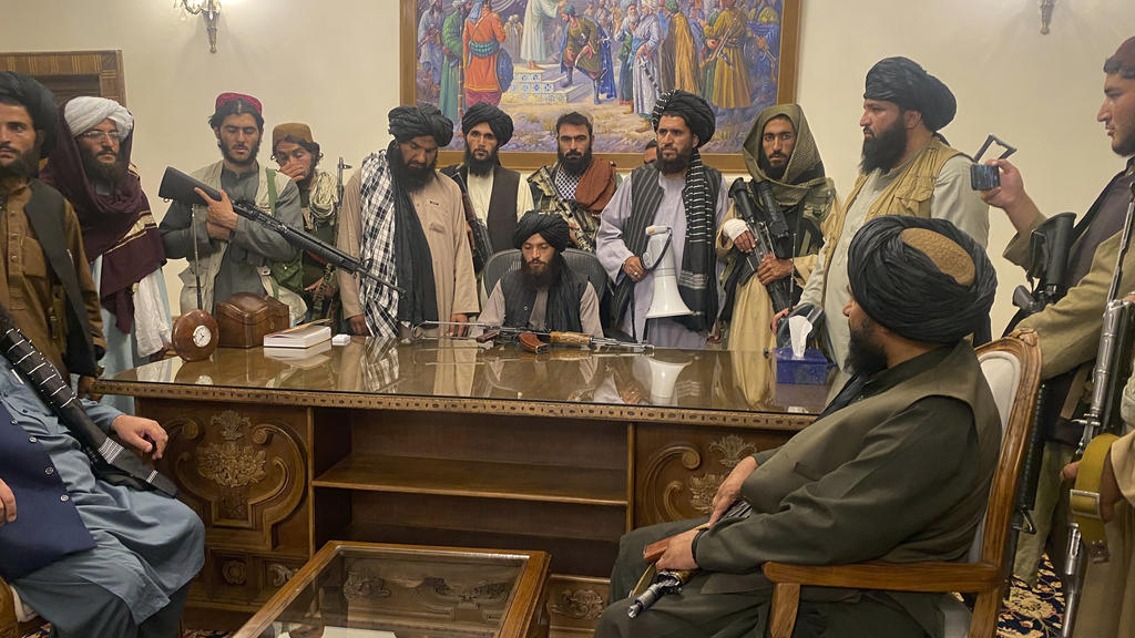 Afghanische Kämpfer der Taliban sitzen in einem Raum des Präsidentenpalastes.