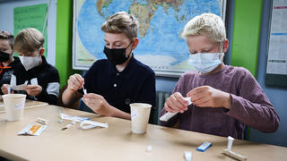 Corona-Schnelltest im Klassenzimmer am ersten Schultag nach den Ferien