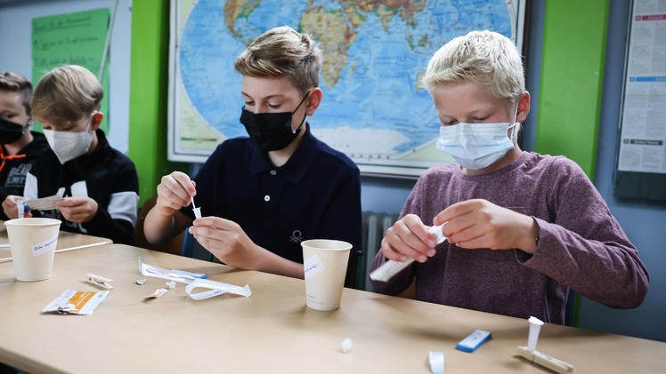 Corona-Regeln in NRW: Schülerausweis, PCR-Tests & Masken ...