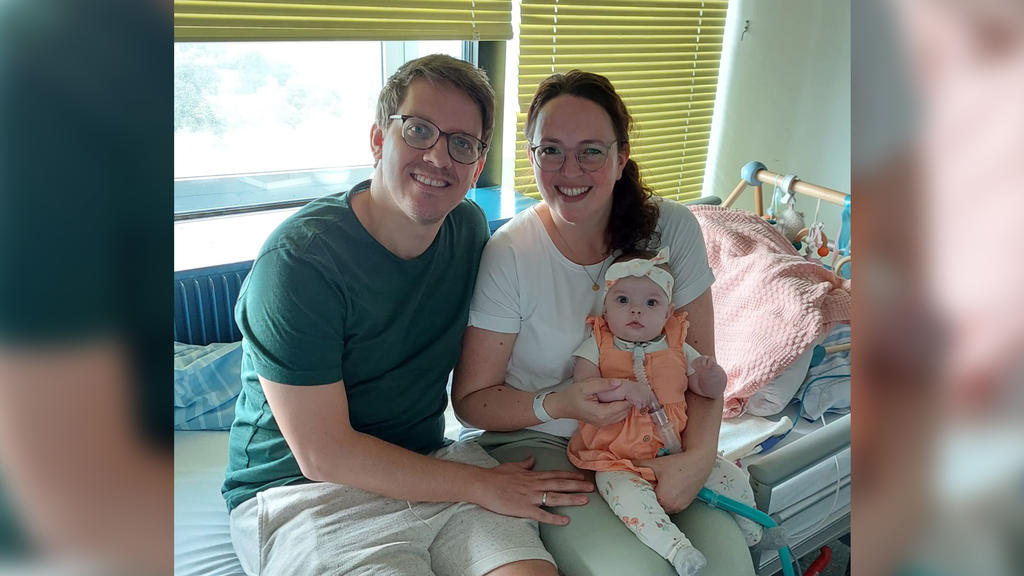 Timo und Nadine Küpers mit Baby Melina.