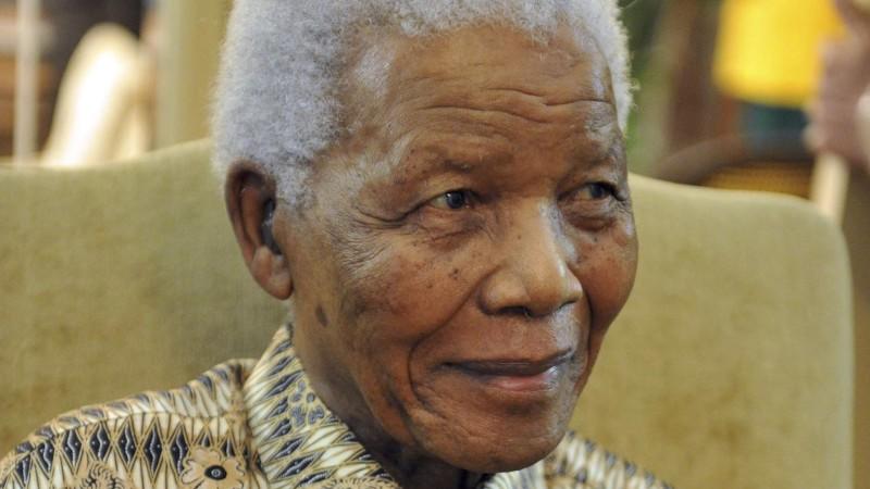 Mandela ins Krankenhaus eingeliefert.