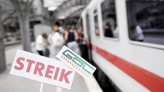 News Bilder des Tages Streik der Lokfuehrergewerkschaft GDL Aktuell, 12.08.2021, Koeln, Symbolbild Schild mit der Aufschrift Streik am Hauptbahnhof Koeln zum Streik der Lokfuehrergewerkschaft GDL Gewerkschaft Deutscher Lokomotivfuehrer. Verhandlungen zwischen Lokfuehrergewerkschaft GDL und Deutscher Bahn ergaben keine Einigung gab, dadurch wurden zu Streiks im Personenverkehr aufgerufen. Tausende Reisende und Fahrgaeste sind davon betroffen und muessen sich auf Zugausfaelle und Verspaetungen zurechtfinden und verteilen sich auf vereinzelt fahrende Zuege. Property Release/ Genehmigung der DB liegt vor Deutschland *** Strike of the engine drivers union GDL Current, 12 08 2021, Cologne, symbol picture Sign with the inscription strike at the main station Col
