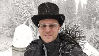 Tom Drust bei der Arbeit: Der 44-Jährige ist Schornsteinfeger