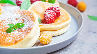 Sehen die nicht zum Reinbeißen aus? Soufflé-Pancakes sind nicht nur zum Frühstück ein wahrer Genuss!