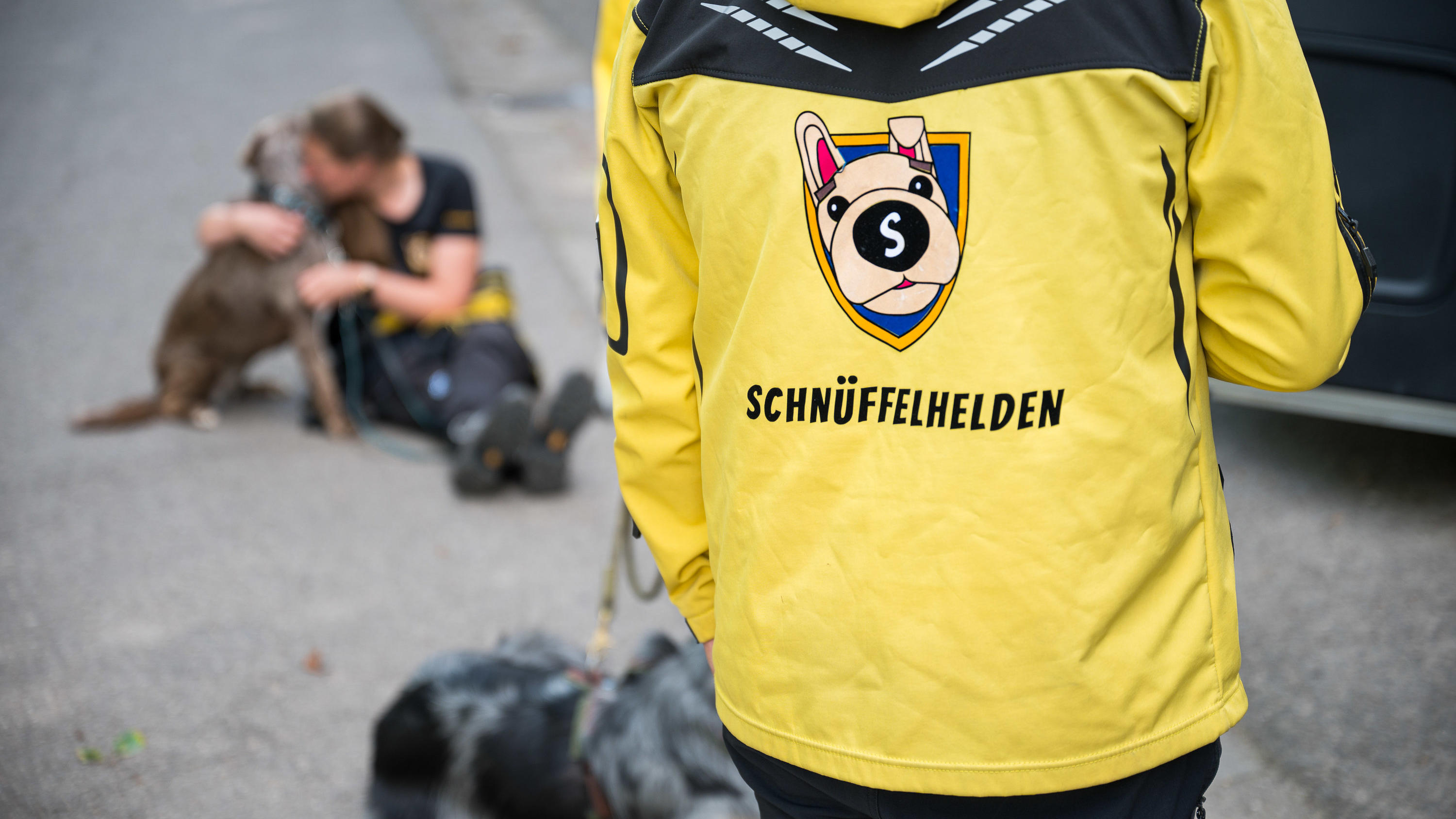 16.08.2021, Saarland, Püttlingen: Das Logo des Vereins "Schnüffelhelden" ist auf einer Jacke zu sehen. Der Verein hilft beim Auffinden von entlaufenen Hunden. (Zu dpa "«Schnüffelhelden» im Einsatz für vermisste Hunde") Foto: Oliver Dietze/dpa +++ dpa