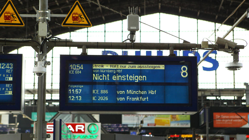 Anzeigetafel mit Zugverbindung während des Streiks der Gewerkschaft Deutscher Lokomotivführer am 11. August im Hamburger Hauptbahnhof. St. Georg Hamburg *** Display board with train connection during the strike of the union of German locomotive driv