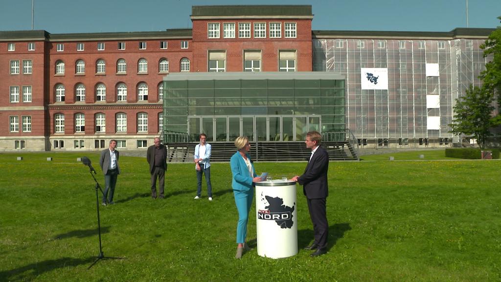 RTL Nord-Reporterin Kirsten von Keitz im Gespräch mit Ministerpräsident Daniel Günther.