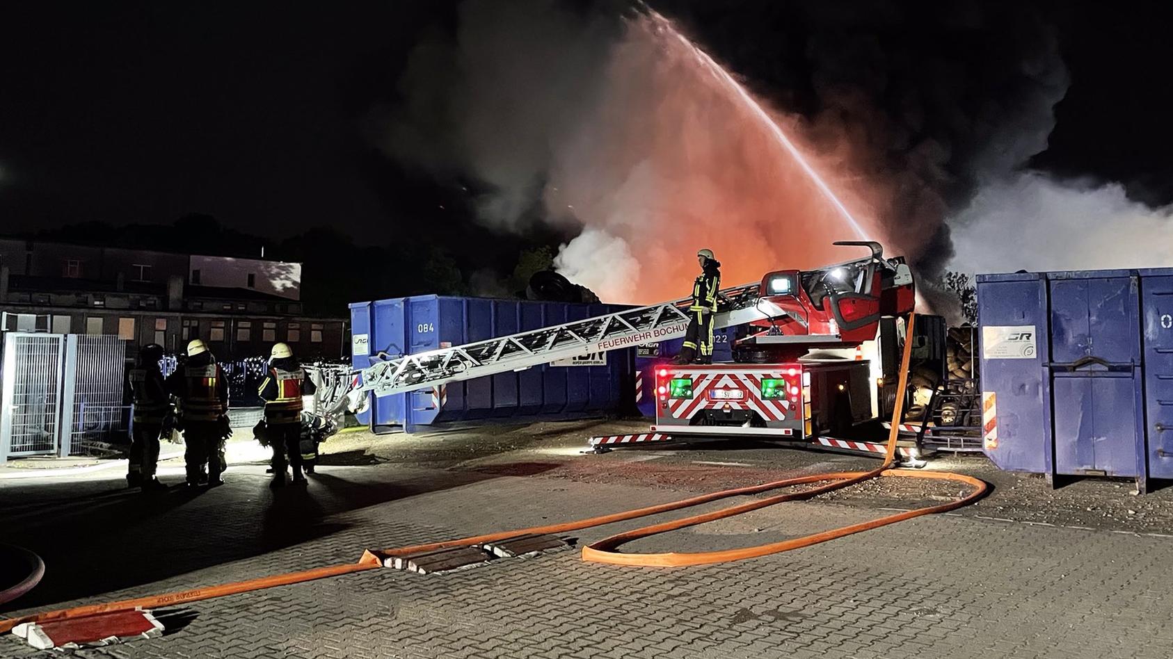 Ein Feuer in einem alten Reifenlager sorgt in Bochum für einen Großeinsatz. Die angrenzende A40 musste gesperrt werden.