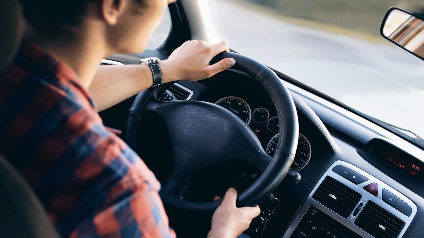 Schrecklicher Unfall: 19-Jähriger überfährt seinen Kumpel mit dem Auto.
