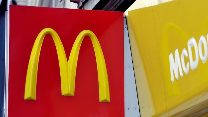 ¿Dieta Rosty?  ¡El cliente de McDonald’s rompe la hamburguesa y no puede creer lo que ve!