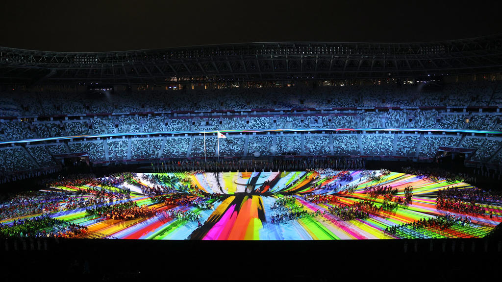 24.08.2021, Japan, Tokio: Paralympics: Eröffnungsfeier im Olympiastadion. Sportler sitzen bei der Eröffnungszeremonie im Stadion. Foto: Karl-Josef Hildenbrand/dpa +++ dpa-Bildfunk +++