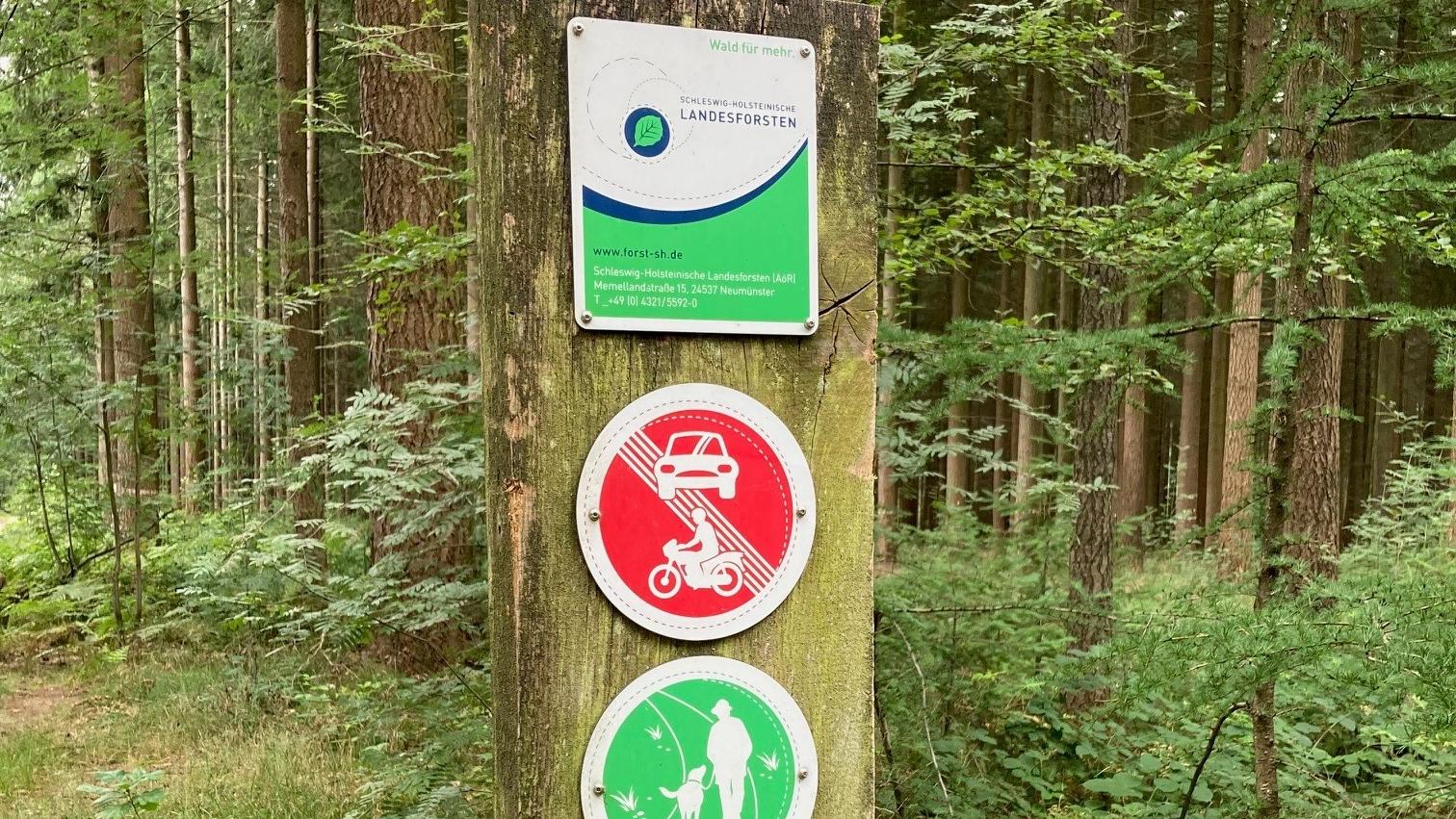 Ein Waldeingangsschild in Schleswig-Holstein.