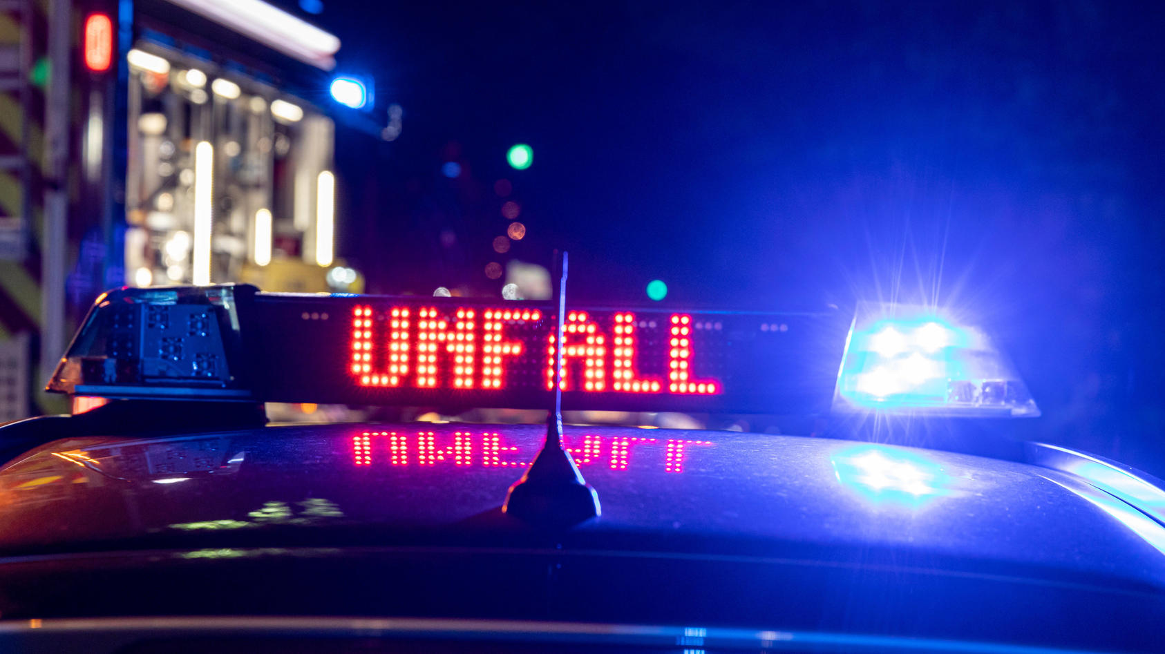 polizei-und-feuerwehr-sichern-die-unfallstelle-und-bergen-die-verletzten-symbolbild