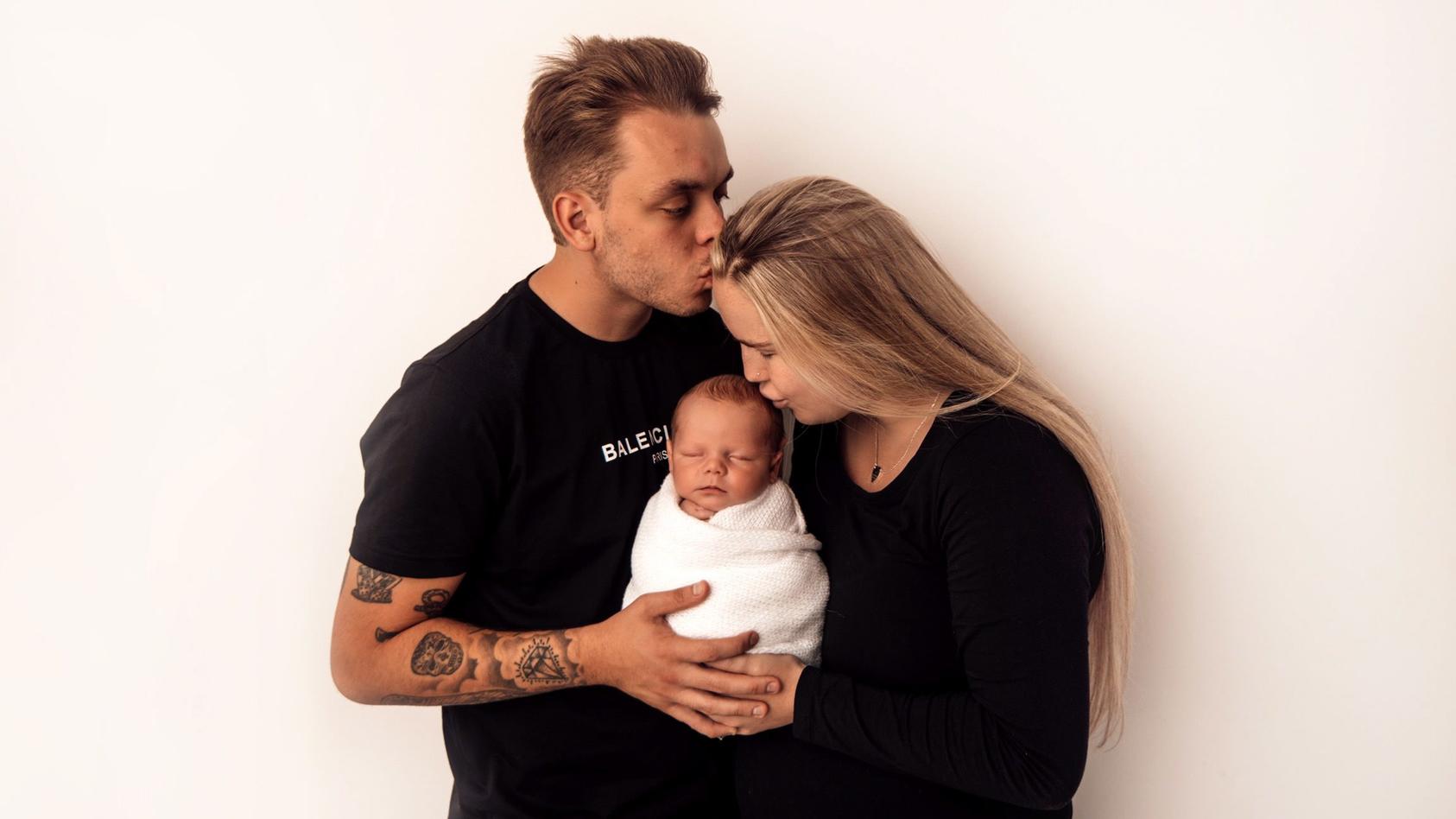Katie und Callum mit ihrem neuen Baby
