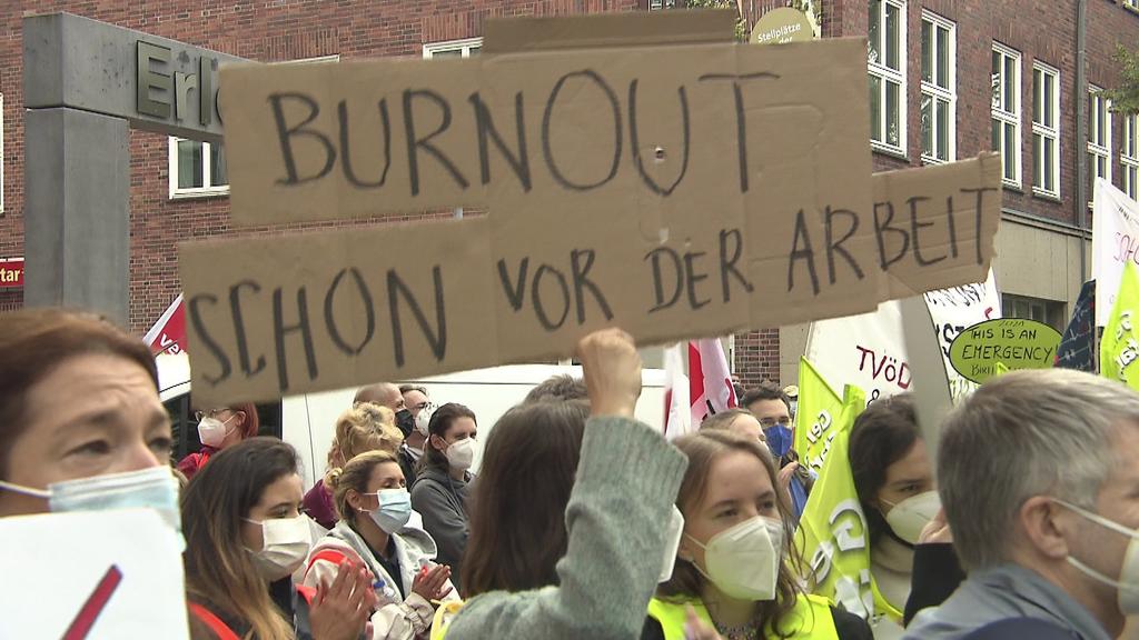 Pflegeazubis der Charite und Vivantes demonstrieren in Berlin für bessere Arbeitsbedingungen.
