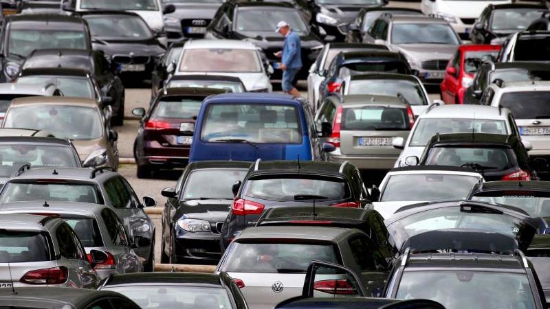 zahlreiche-autos-stehen-auf-einem-parkplatz