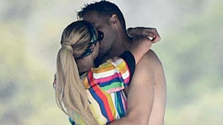 Heißes Liebespiel im Yacht-Urlaub: Paris Hilton knutscht mit ihrem Verlobten Carter Reum.