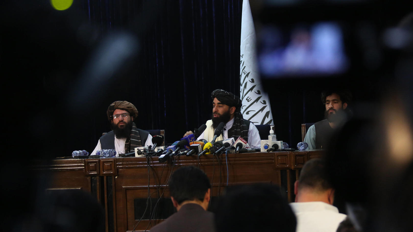  Taliban Sprecher Zabihullah Mujahid C, Rear bei einer Pressekonferenz am Aug. 17, 2021