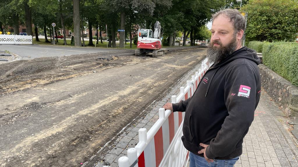 Sönke Reimers an der Absperrung zur Baustelle.