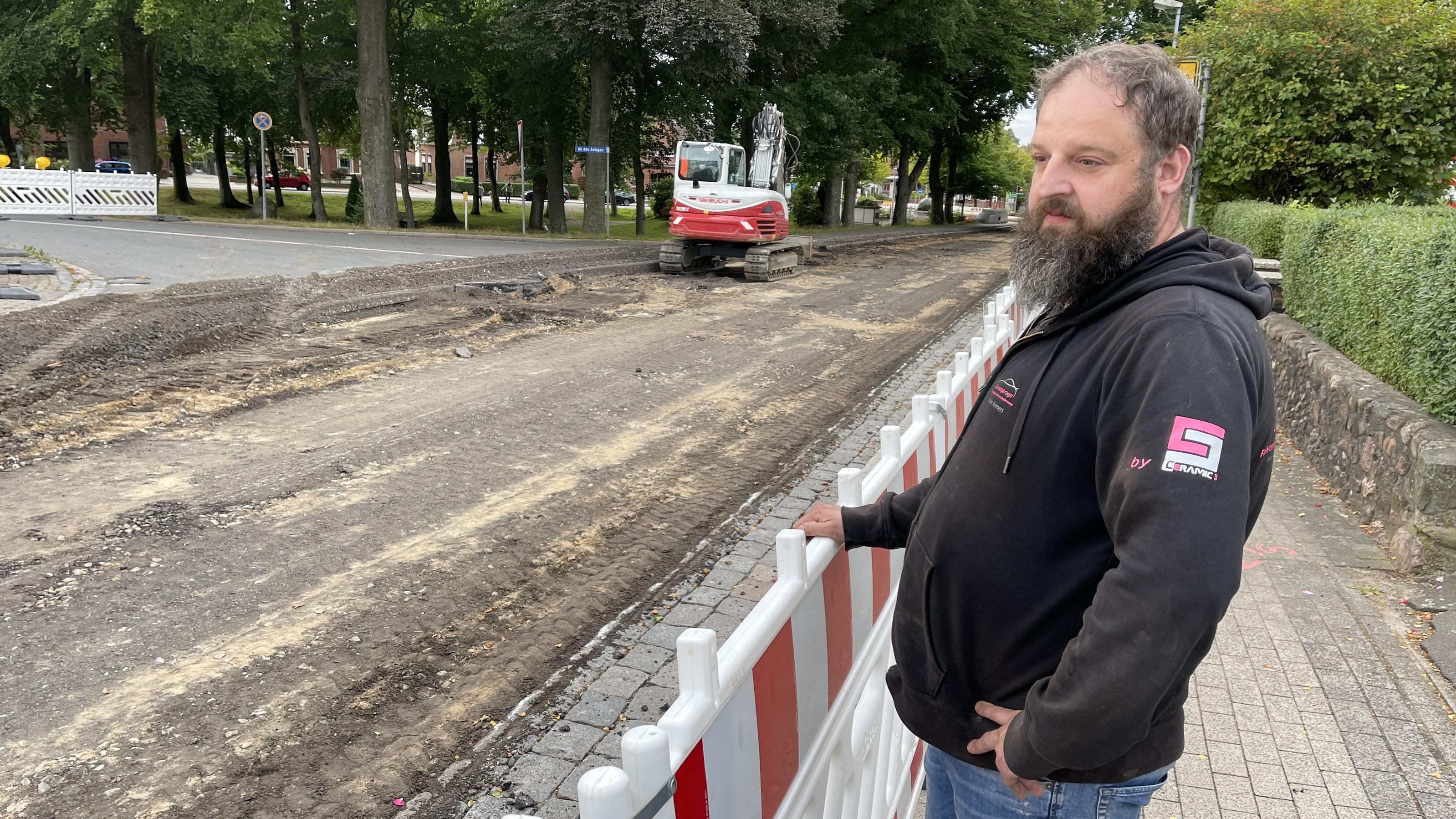 Sönke Reimers an der Absperrung zur Baustelle.