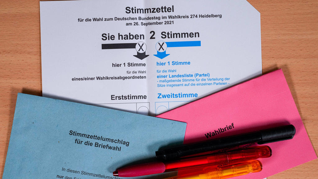 Der offzielle und amtliche Stimmzettel zur Bundestagswahl am 26. September 2021 der Stadt Heidelberg, Das Foto zeigt den Wahlzettel sowie einen roten und einen blauen Stimmzettelumschlag sowie Kugelschreiber in den Farben Schwarz, Rot und Gold, Symb