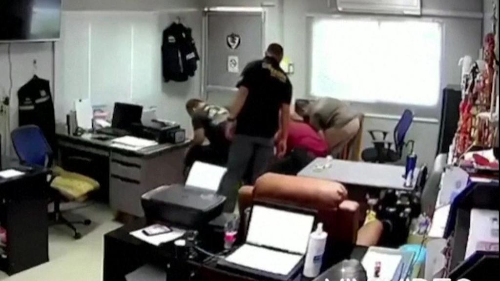 In Thailand soll ein 24-Jähriger Opfer von Polizeigewalt geworden sein. Mit einer Plastiktüte soll er erstickt worden sein.