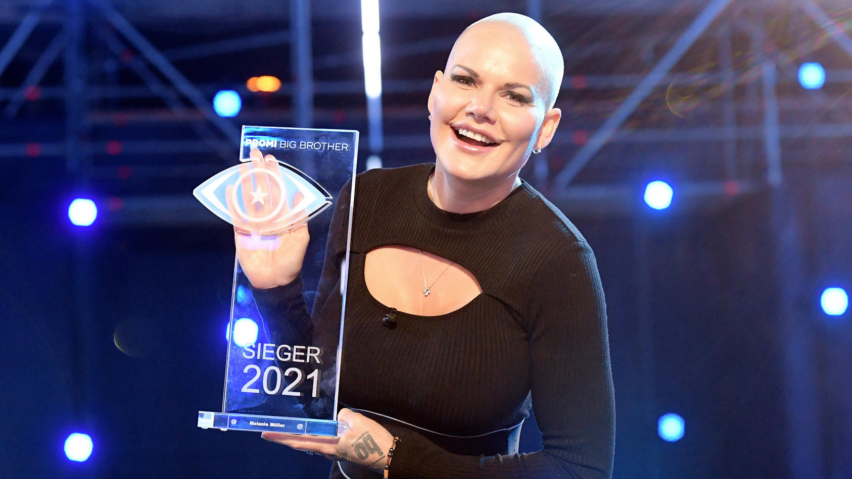 Melanie Müller ist die strahlende Siegerin von "Promi Big Brother" 2021. 