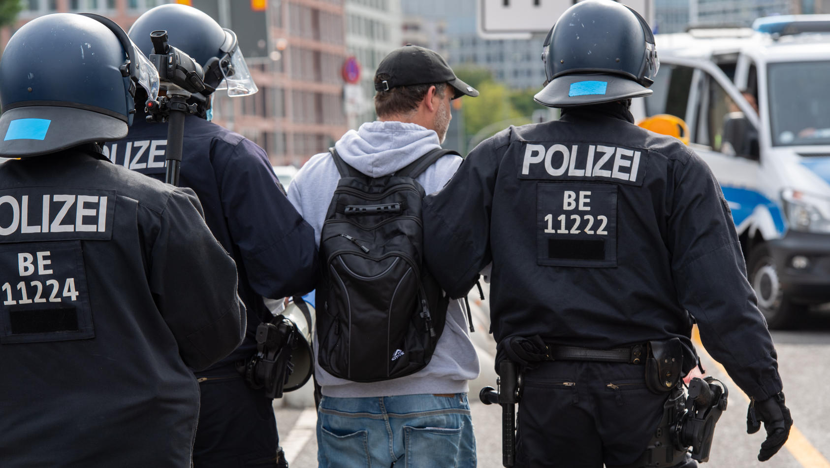 Querdenker Ziehen Durch Berlin Polizei Setzt Reizgas Ein 