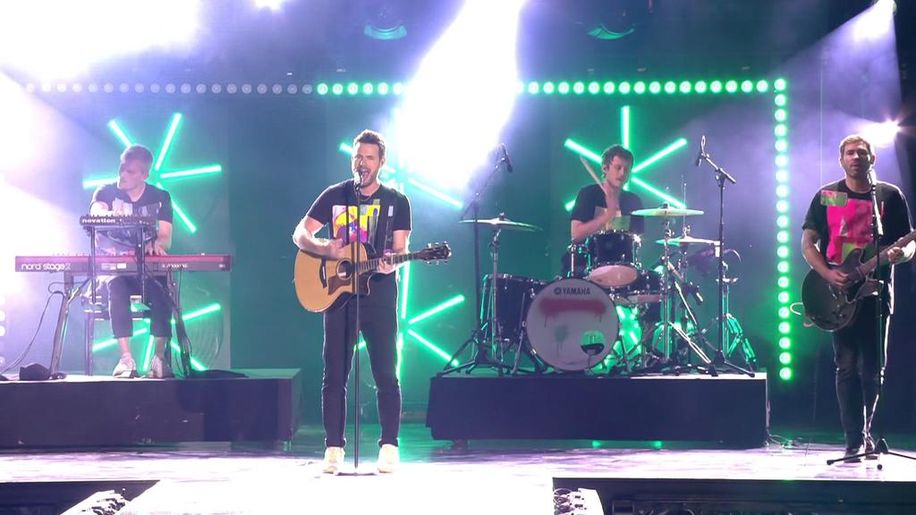 Rock-Feeling am Baldeneysee: Die Jungs von „Revolverheld“ geben auf der Bühne Vollgas.