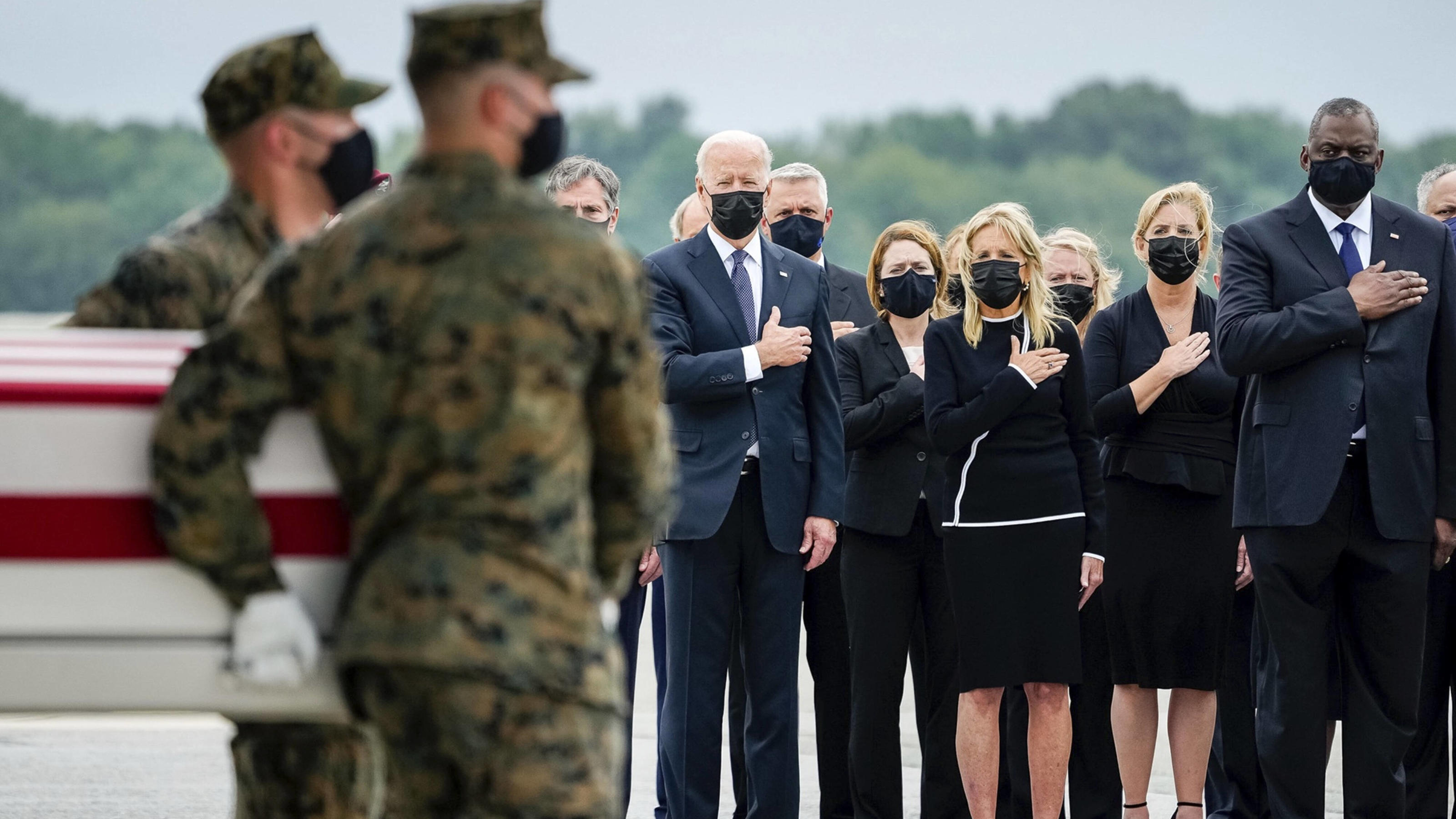  STYLELOCATIONU.S President Joe Biden, First Lady Jill Biden and Defense Secretary Lloyd Austin III salute during the transfers of the remains service members killed in Kabul at Dover Air Force Base August 29, 2021 in Dover, Delaware. The remains of 