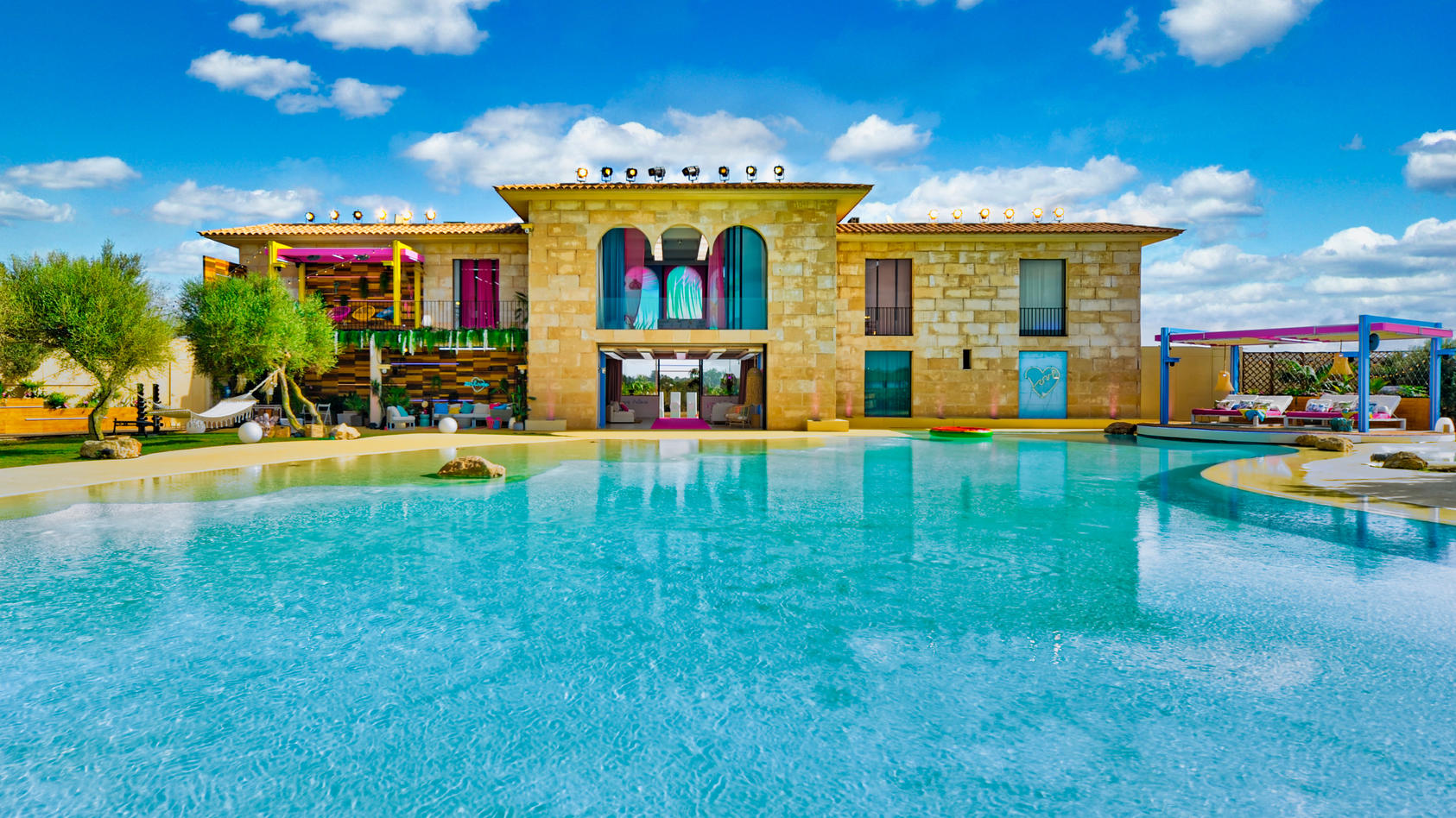 Die neue "Love Island"-Villa hat den größten Pool in Beach-Optik auf ganz Mallorca.