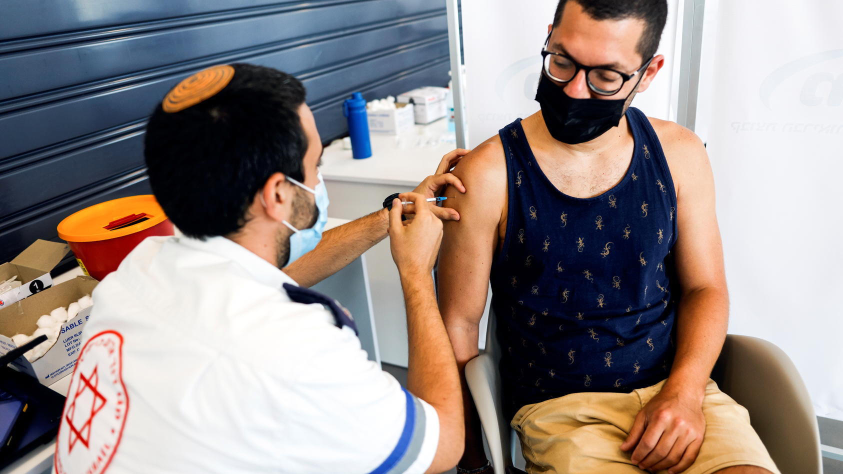 Ein Mann erhält in Tel Aviv seine dritte Impfung gegen die Coronavirus-Krankheit Covid-19.