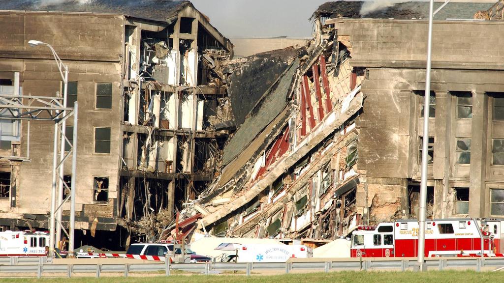 Schwere Schäden am Pentagon in Arlington nach dem Terroranschlag vom 11.09.2001 PUBLICATIONxINxGERxSUIxAUTxHUNxONLY nav2001091201serious Damage at Pentagon in Arlington after the Terrorist attack of 11 09 2001 PUBLICATIONxINxGERxSUIxAUTxHUNxONLY nav2