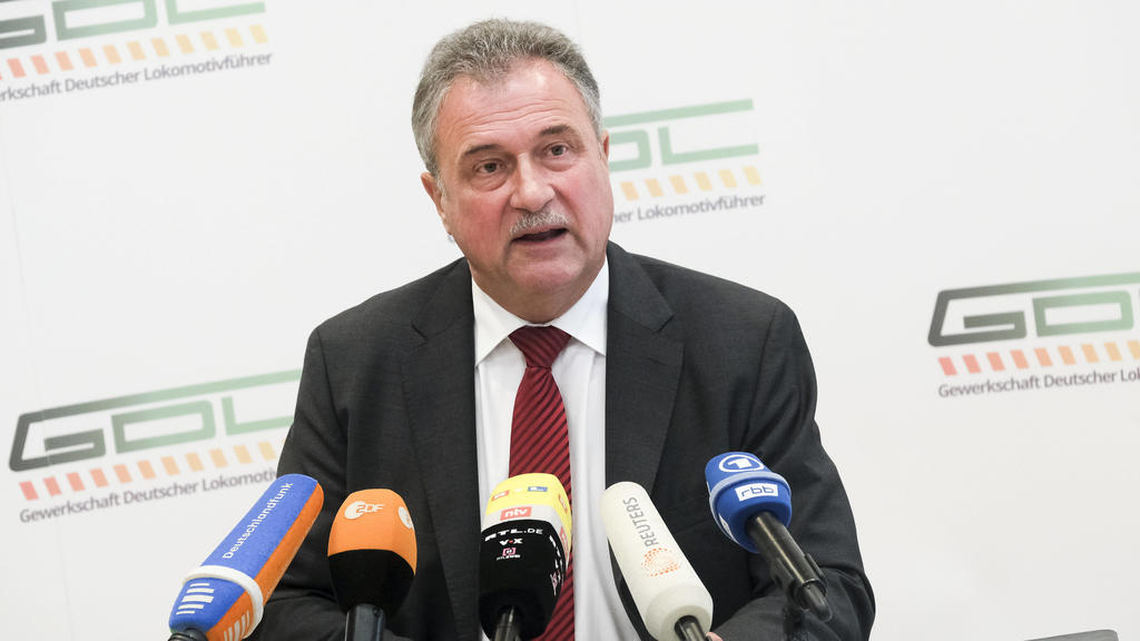 Claus Weselsky, Bundesvorsitzender der GDL, Gewerkschaft Deutscher Lokomotivführer, informiert bei der Pressekonferenz über das weitere Vorgehen im Arbeitskampf mit der Deutschen Bahn, DB im DDV Forum am 20.08.21 in Berlin Claus Weselsky GDL gibt Pr