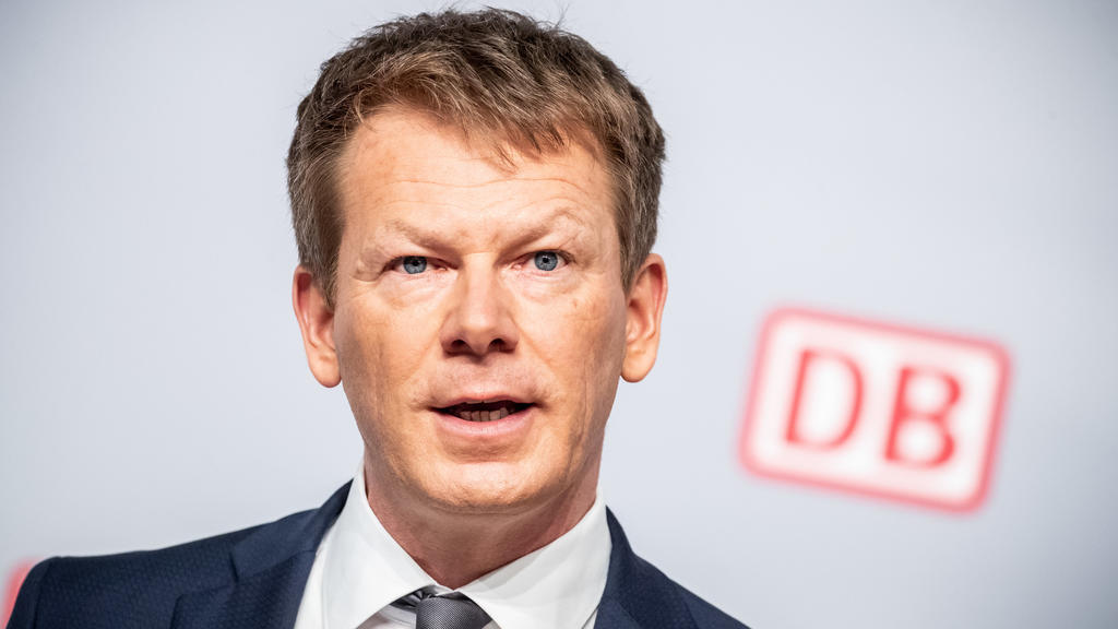 ARCHIV - 28.03.2019, Berlin: Richard Lutz, Vorstandsvorsitzender der Deutsche Bahn AG spricht bei der Bilanz- Pressekonferenz. (zu dpa: «Bahnchef Lutz: Weselsky schlägt schwer heilbare Wunden») Foto: Michael Kappeler/dpa +++ dpa-Bildfunk +++