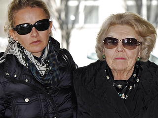 epa03112666 Queen Beatrix of the Netherlands (R) and Princess Mabel (L), wife of Prince Johan Friso of the Netherlands, arrive at the University Hospital in Innsbruck, Austria, 19 February 2012. The Dutch prince remains in intensive care at the University Hospital in Innsbruck after being caught in an avalanche near the ski resort Lech on 17 February 2012, reports state. EPA/ROBERT PARIGGER  +++(c) dpa - Bildfunk+++