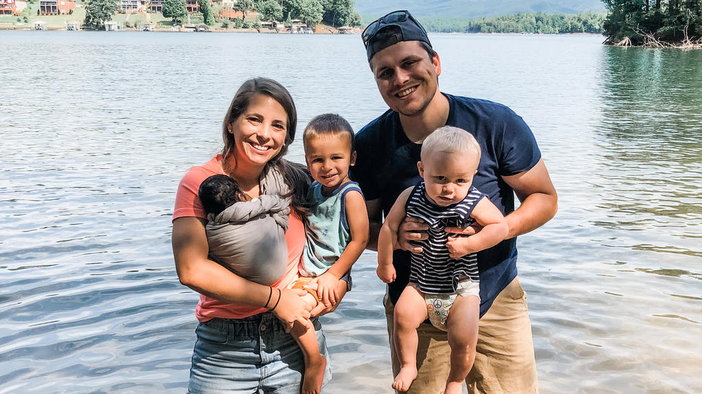 Sarah und Chris Howell mit ihren drei Kindern