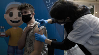 30.08.2021, Israel, Jerusalem: Eine medizinische Angestellte verabreicht einem Mann eine dritte Dosis des Corona-Impfstoffs im Cinema City Komplex. Foto: Maya Alleruzzo/AP/dpa +++ dpa-Bildfunk +++