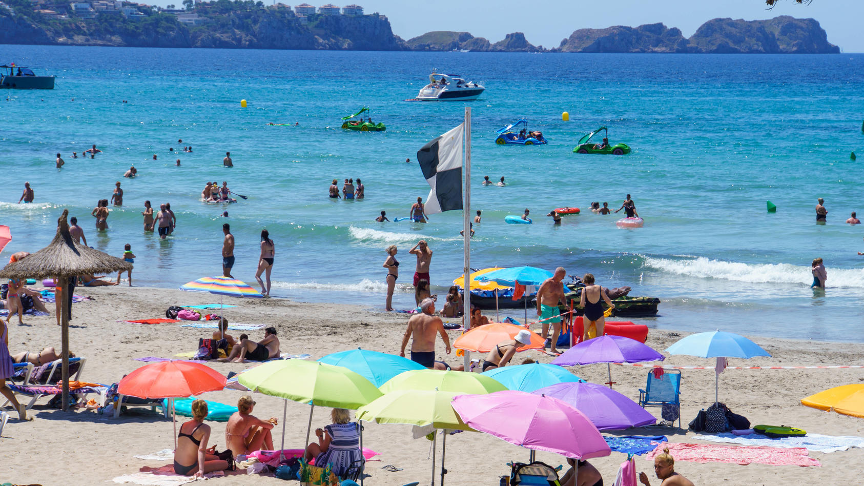 Strand von Paquera auf Mallorca, Spanien, im zweiten Jahr der Corona-Pandemie  (Sommer 2021)