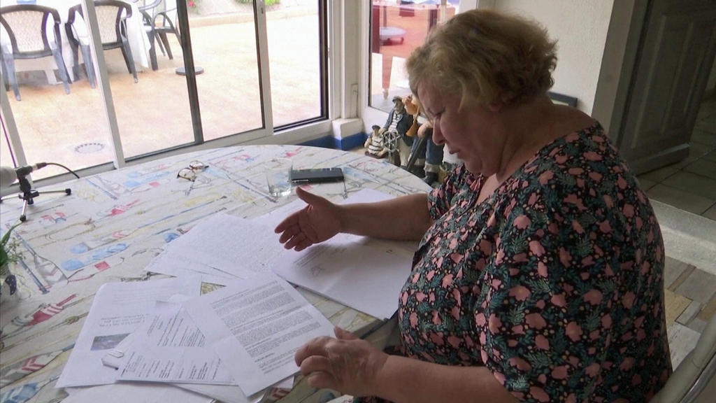 Spaelweise Papier, doch offiziell ist Jeanne Pouchain immer noch nicht wieder lebendig (Foto: Reuters)