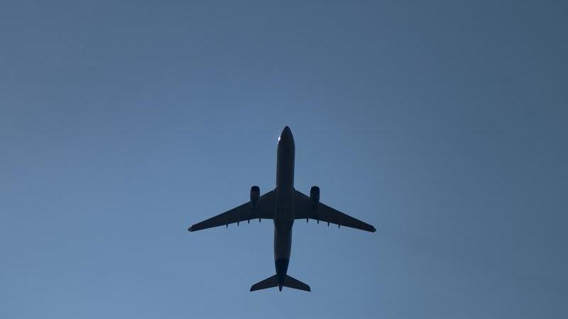 an-bord-einer-gulf-air-maschine-ist-ein-flugbegleiter-gestorben-symbolbild