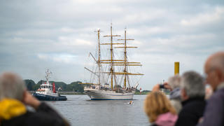 01.09.2021, Niedersachsen, Lemwerder: Die Gorch Fock verlässt die Lürssen-Werft. Das Schulschiff der Bundesmarine soll eine zweitägige Testfahrt auf der Weser und der Nordsee absolvieren. Am 4. Oktober soll die Gorch Fock in ihren Heimathafen Kiel zurückkehren. Foto: Markus Hibbeler/dpa +++ dpa-Bildfunk +++