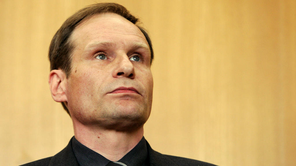 Der als "Kannibale von Rotenburg" bekannt gewordene Armin Meiwes steht am Dienstag (09.05.2006) in dem Verhandlungsraum des Landgerichts in Frankfurt am Main mit ausdruckslosem Gesicht. Meiwes, muss wegen Mordes eine lebenslange Haftstrafe antreten.