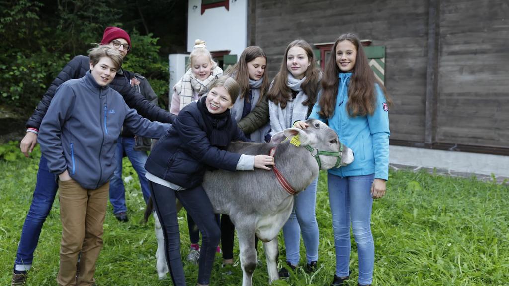 Schüler des Walddörfer Gymnasiums mit Ochse Goofy