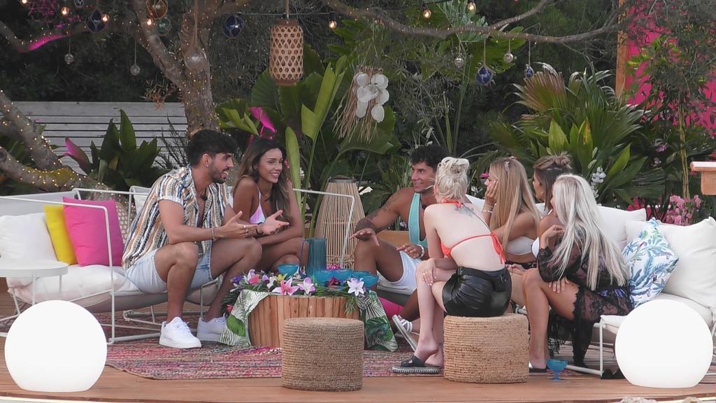 Die Mädels lernen Dennis und Kaan kennen